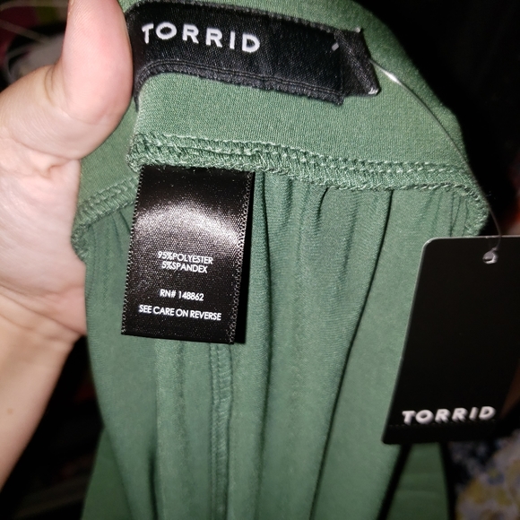 NWT 14W/16W Torrid green culottes pants - studio knit - Picture 3 of 4